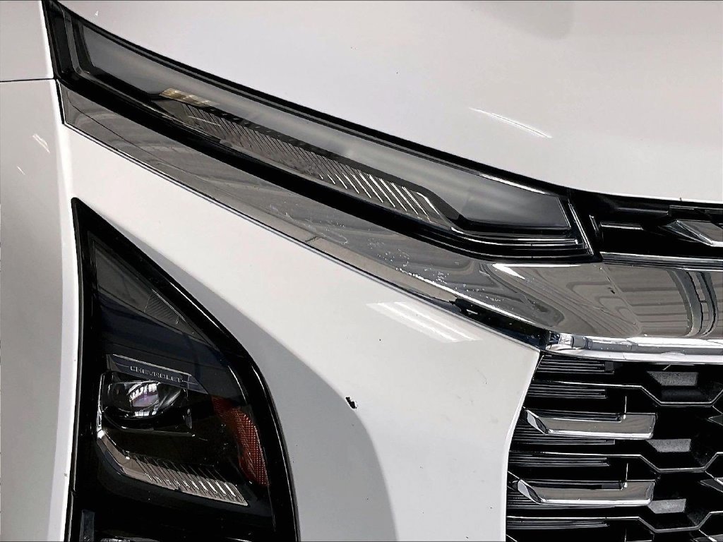 Used 2025 White Chevrolet LT image 32