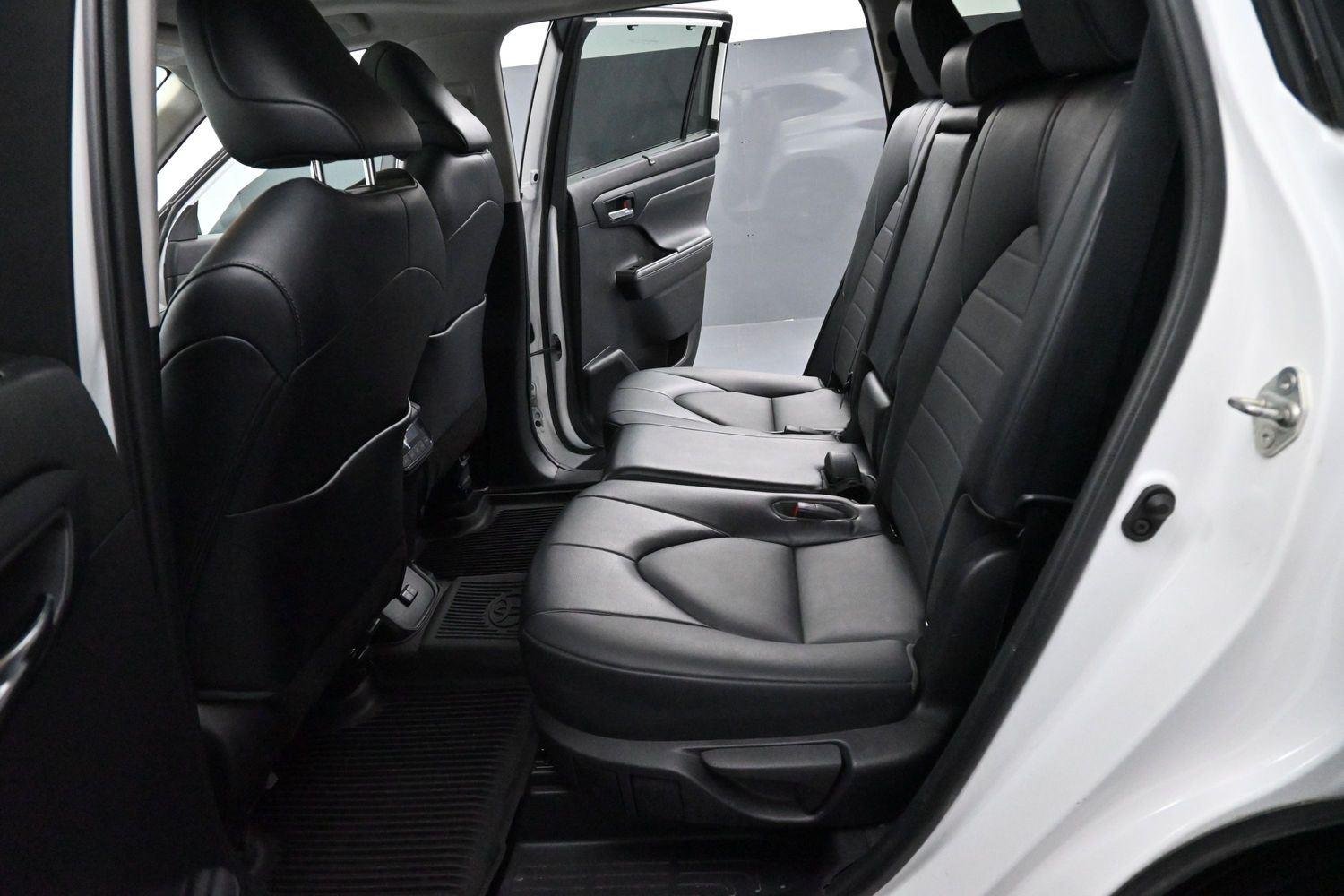 Used 2022 Wind Chill Pearl Toyota XLE image 31