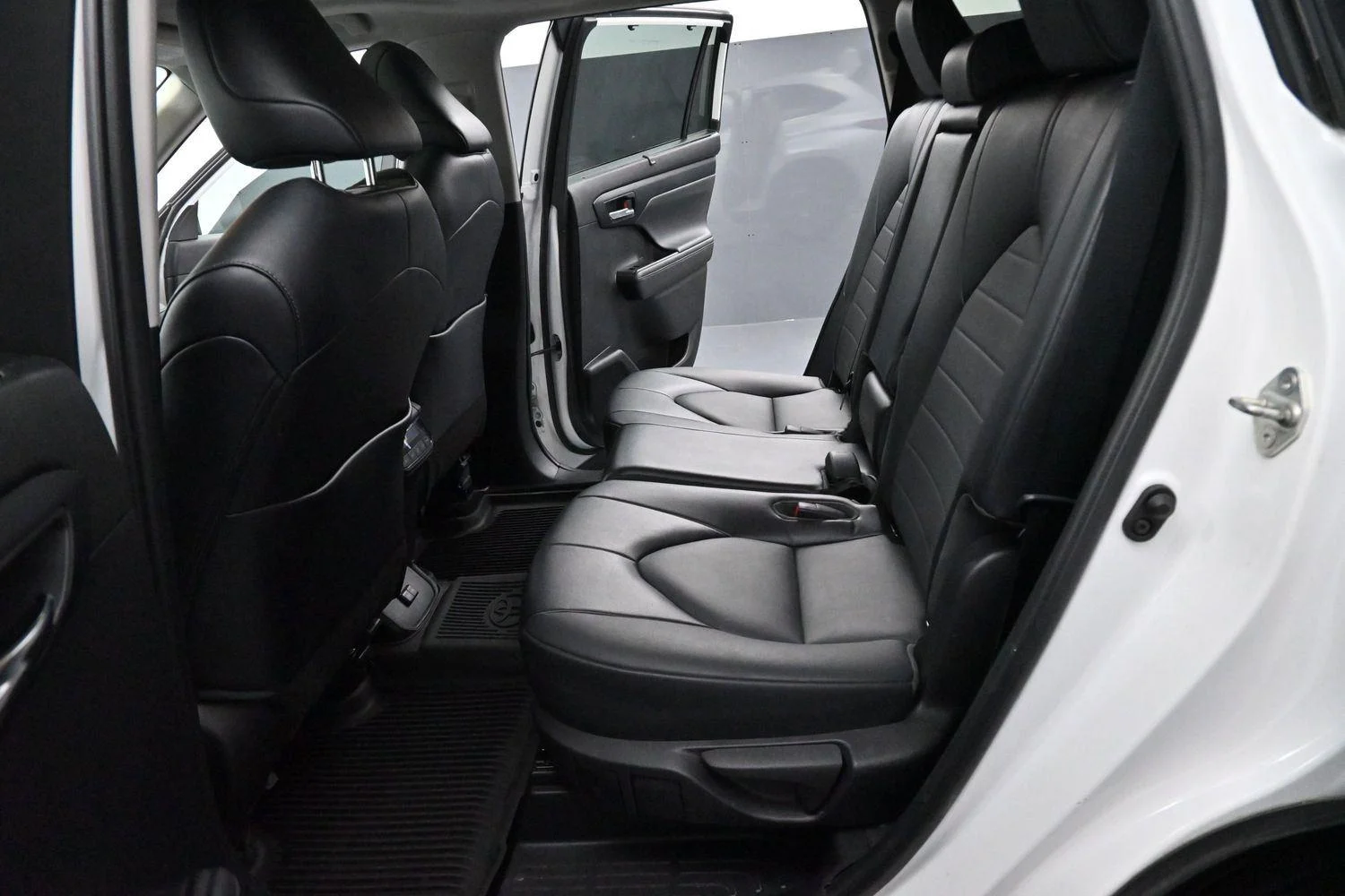 Used 2022 Wind Chill Pearl Toyota XLE image 31
