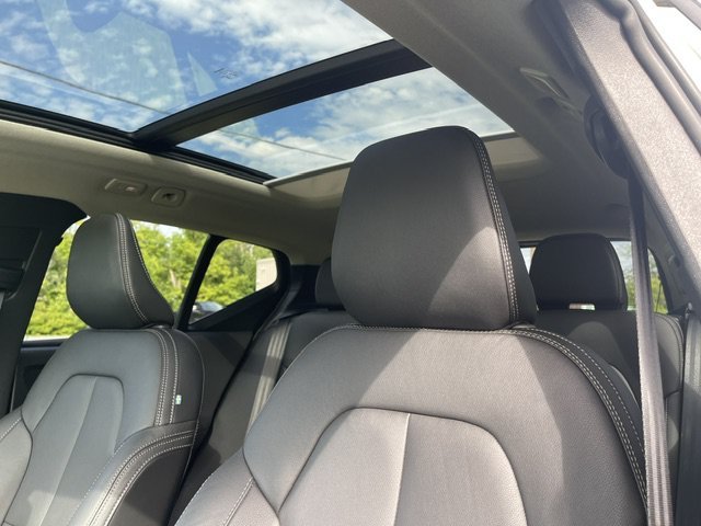 Used 2025 White Volvo Plus Dark Theme image 7