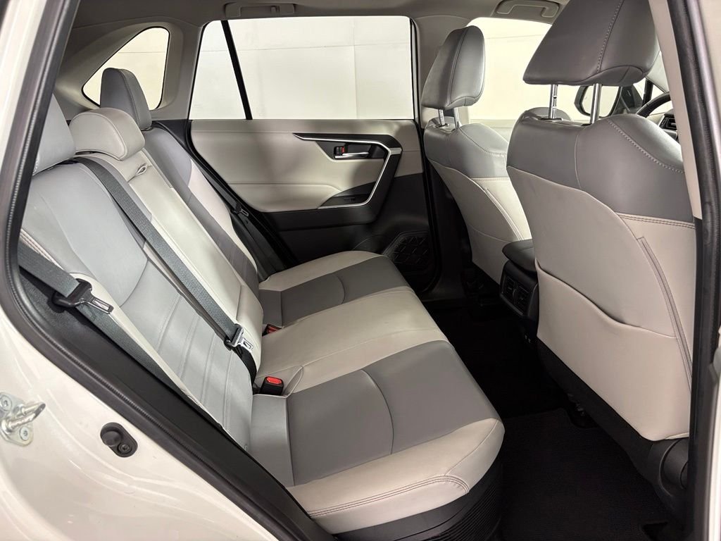 Used 2021 White Toyota XLE Premium image 41