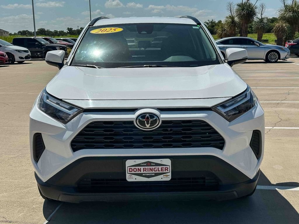 2025 Toyota RAV4 XLE - Photo 8