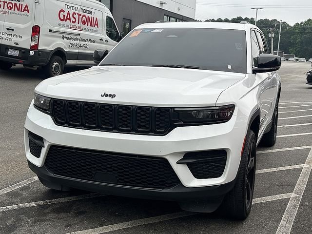 Used 2023 White/off-white Jeep Altitude X image 2