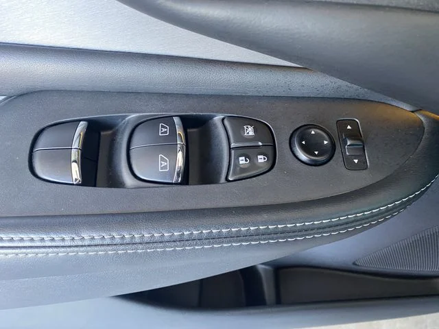 Used 2020 Cayenne Red Metallic Nissan SL image 20
