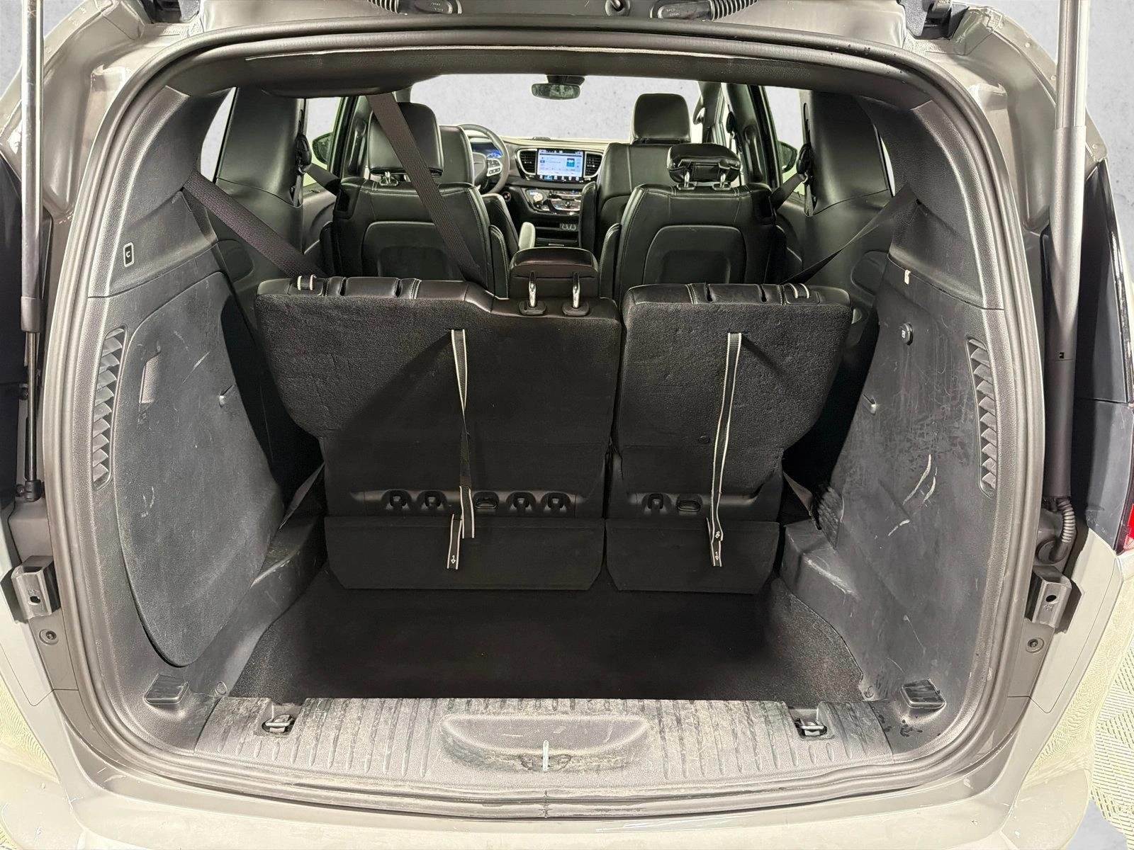 Used 2025 Ceramic Gray Clearcoat Chrysler Select image 17