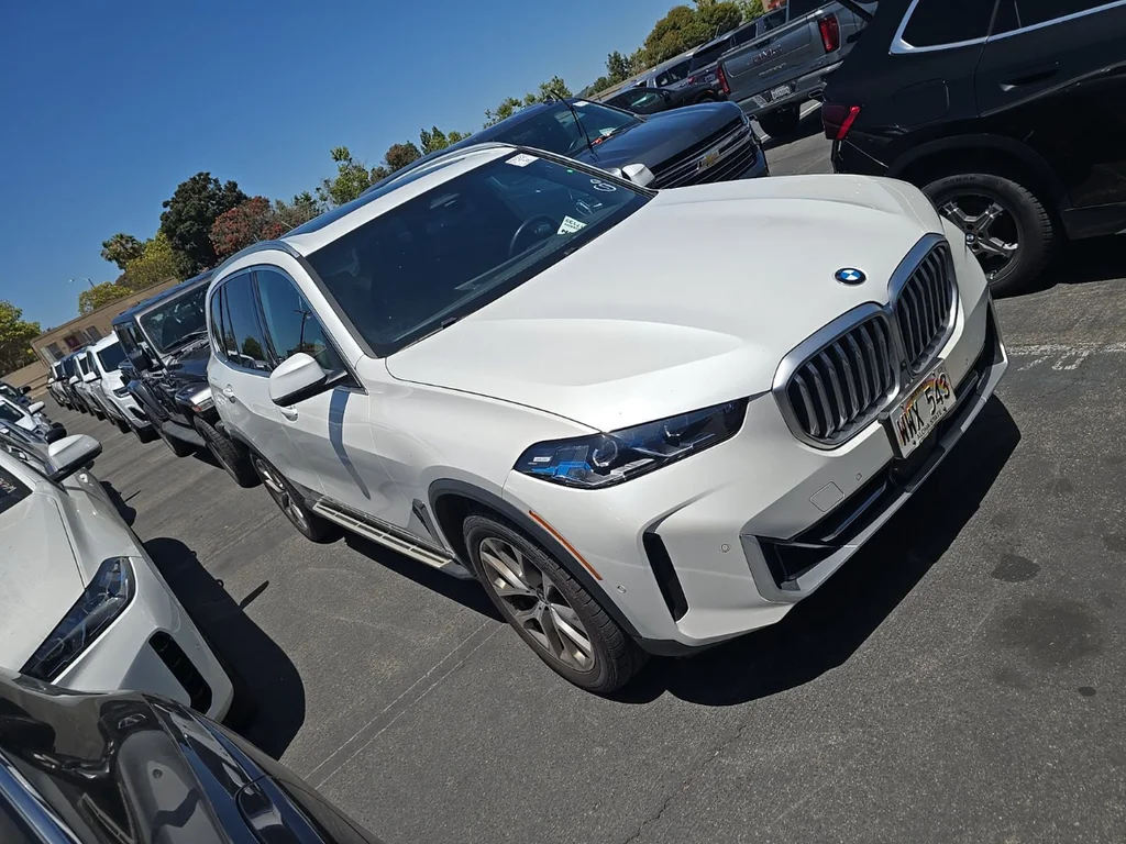 Used 2024 White BMW xDrive40i image 2