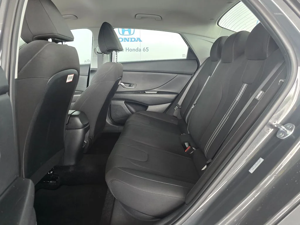 Used 2025  Hyundai SE image 12