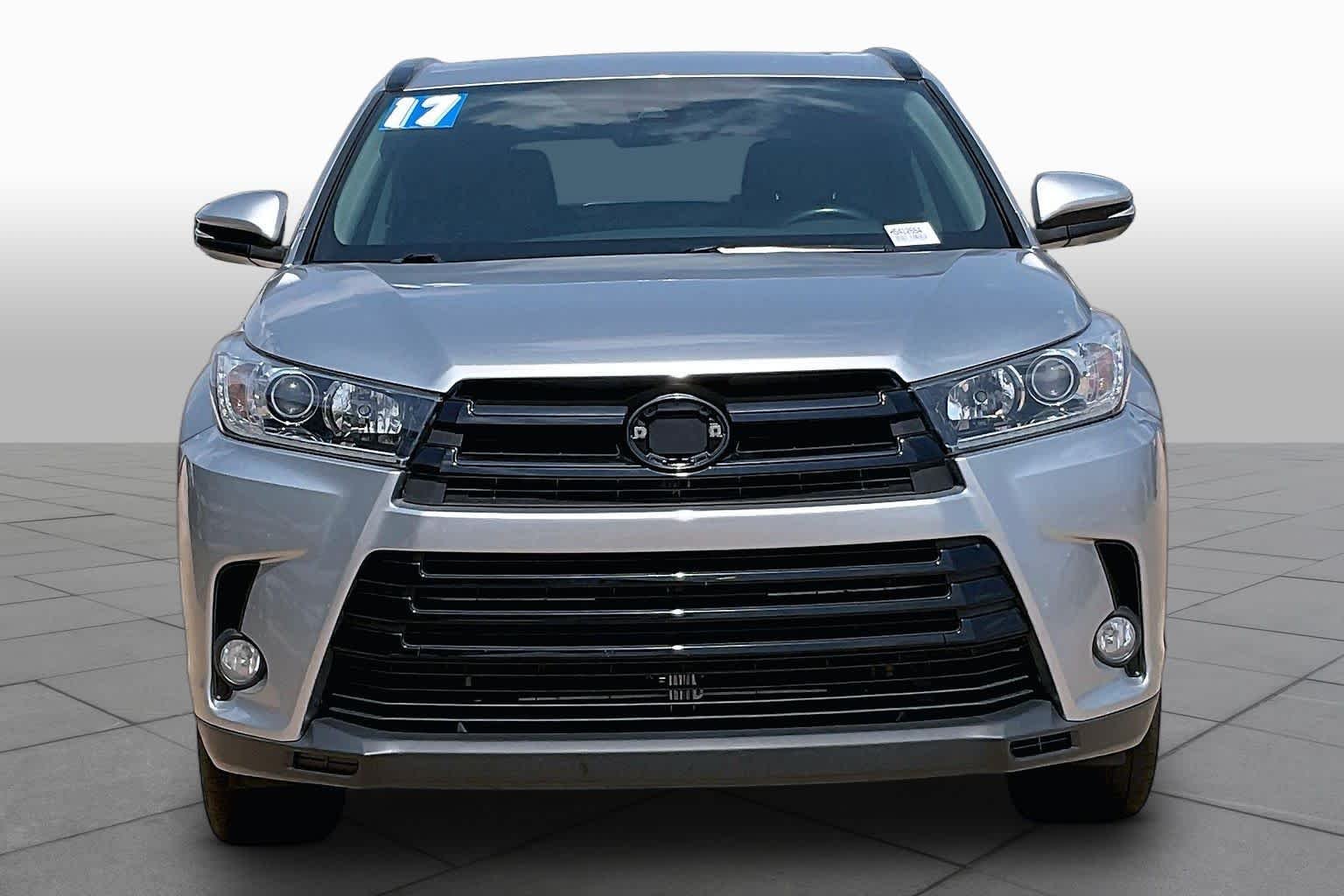 Used 2017 Celestial Silver Metallic Toyota SE image 4