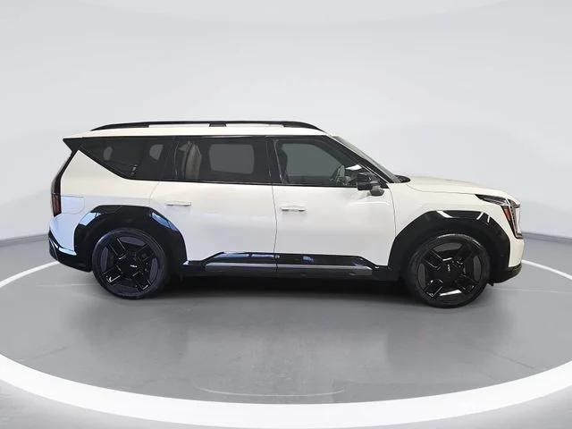 Used 2024 White Kia GT-Line image 2