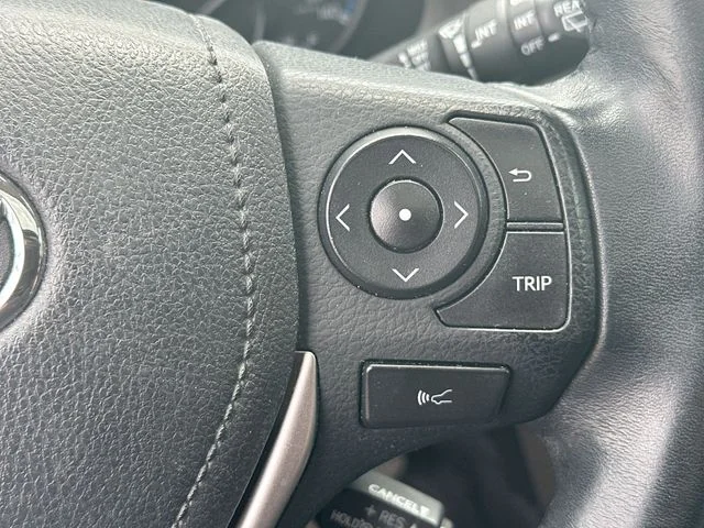 Used 2018 Silver Toyota XLE image 41