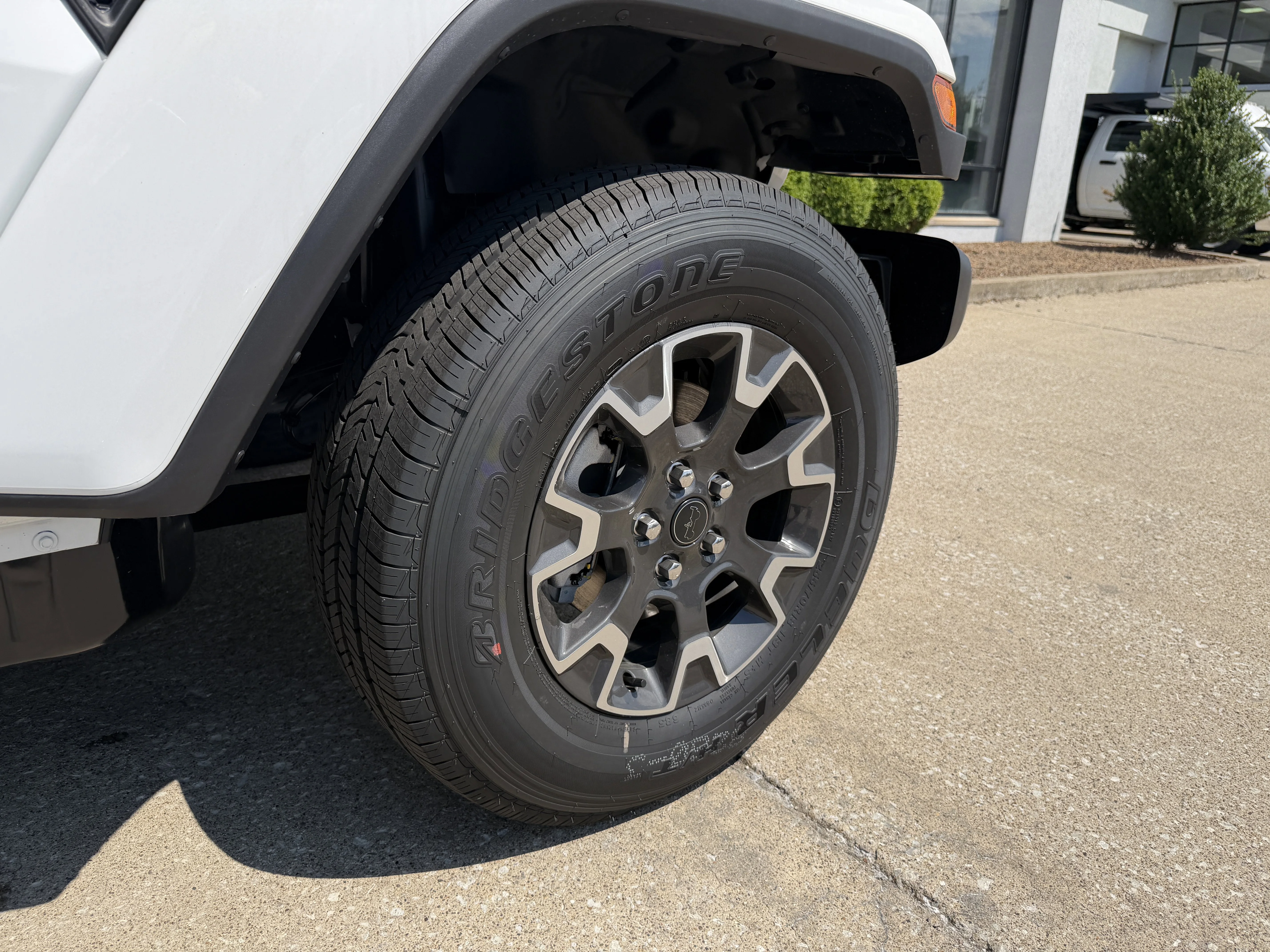New 2026 Bright White Clear-Coat Exterior Paint Jeep Sahara image 22