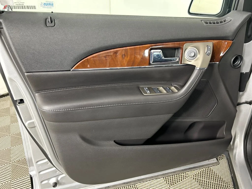 Used 2014 Silver Lincoln Base image 11