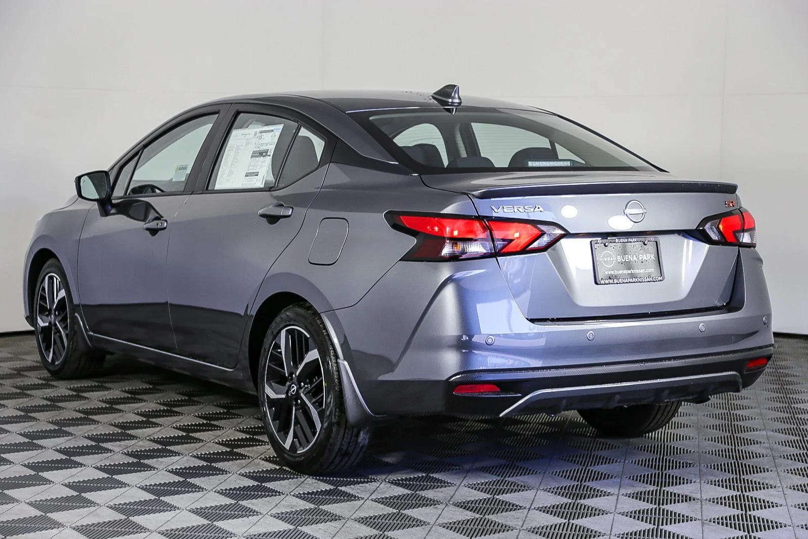 2025 Nissan Versa Sedan SR - Photo 6