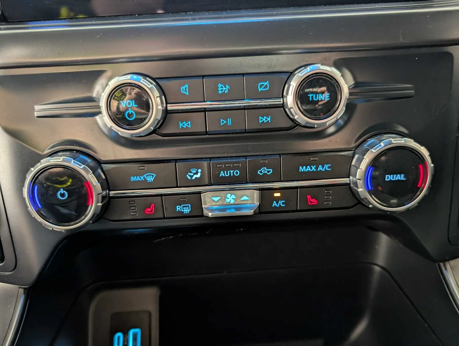Used 2024 Agate Black Metallic Ford XLT image 33