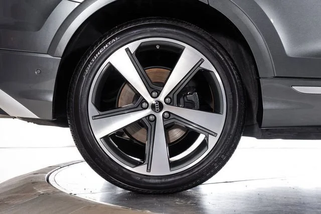 Used 2024 Daytona Gray Pearl Effect Audi 4.0T Prestige image 14
