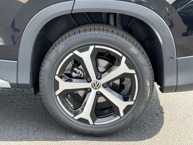 New 2026 Deep Black Pearl Volkswagen 2.0T SE image 6