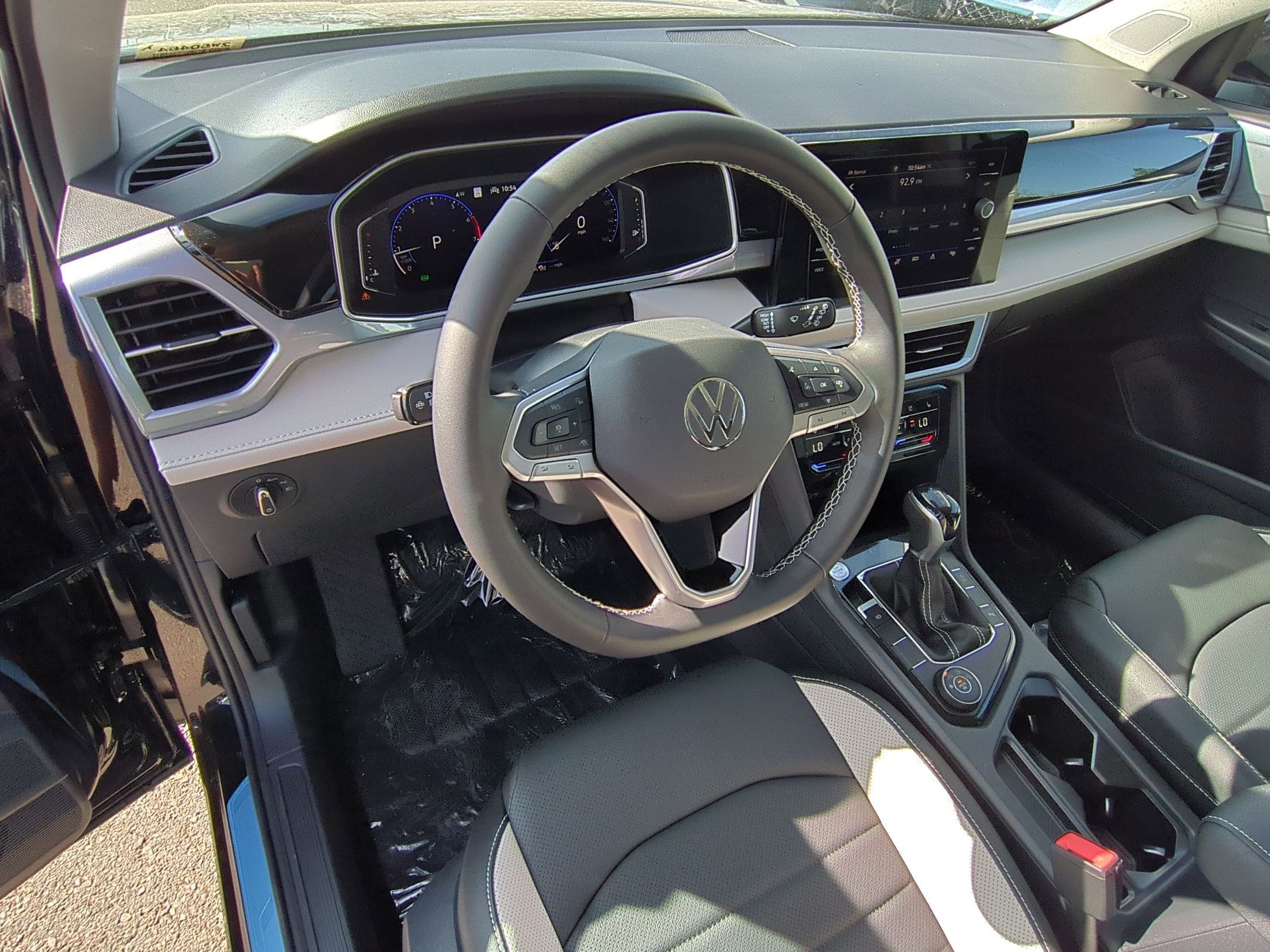2025 Volkswagen Taos SEL - Photo 9