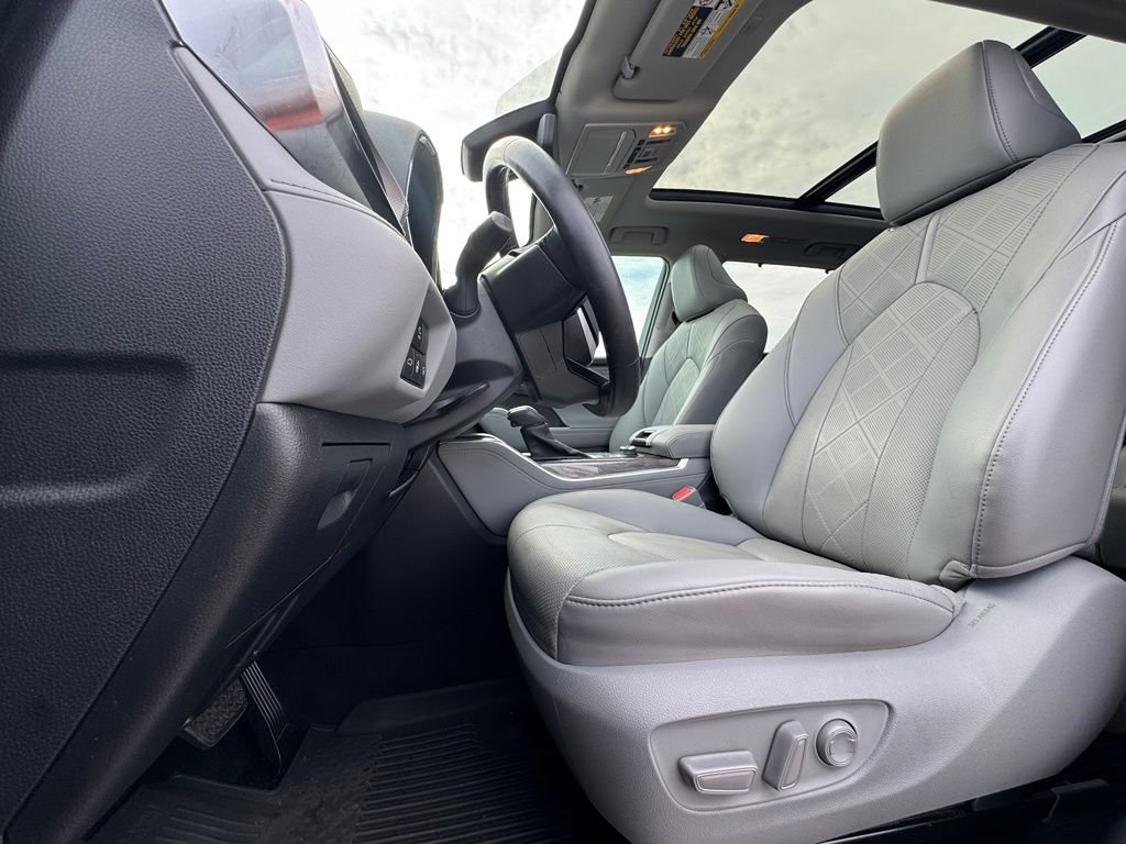 Used 2021  Toyota Platinum image 18