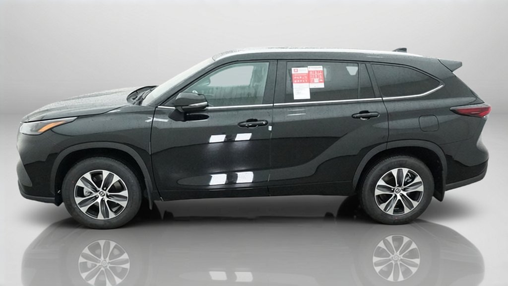 New 2026 Midnight Black Metallic Toyota XLE image 2