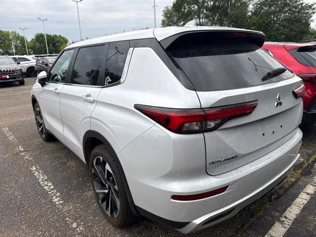 Used 2024 White Diamond Mitsubishi SE image 3