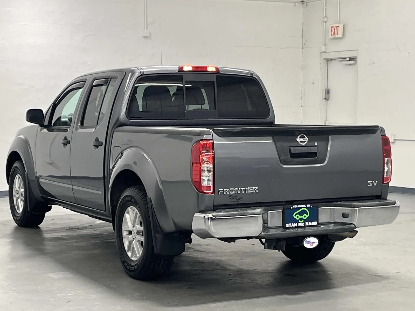 Used 2021 Gun Metallic Nissan SV 4x2 Crew Cab 3.8L V6 1 Owner image 6