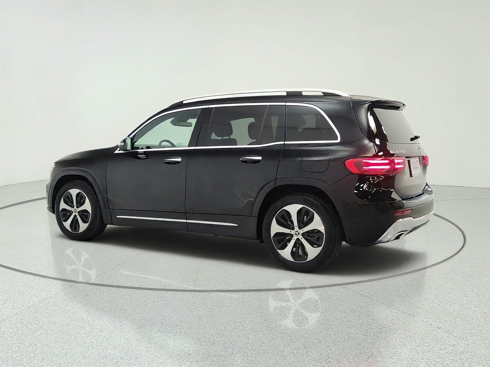 Used 2024 Night Black Mercedes-Benz GLB 250 SUV image 7