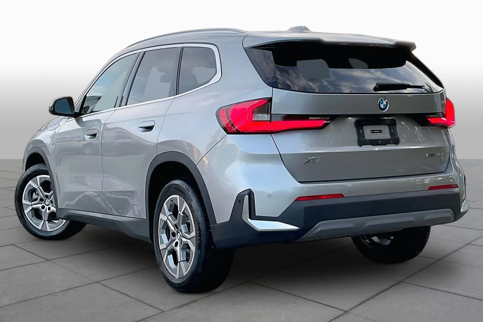 Used 2023 Space Silver Metallic BMW xDrive28i image 11