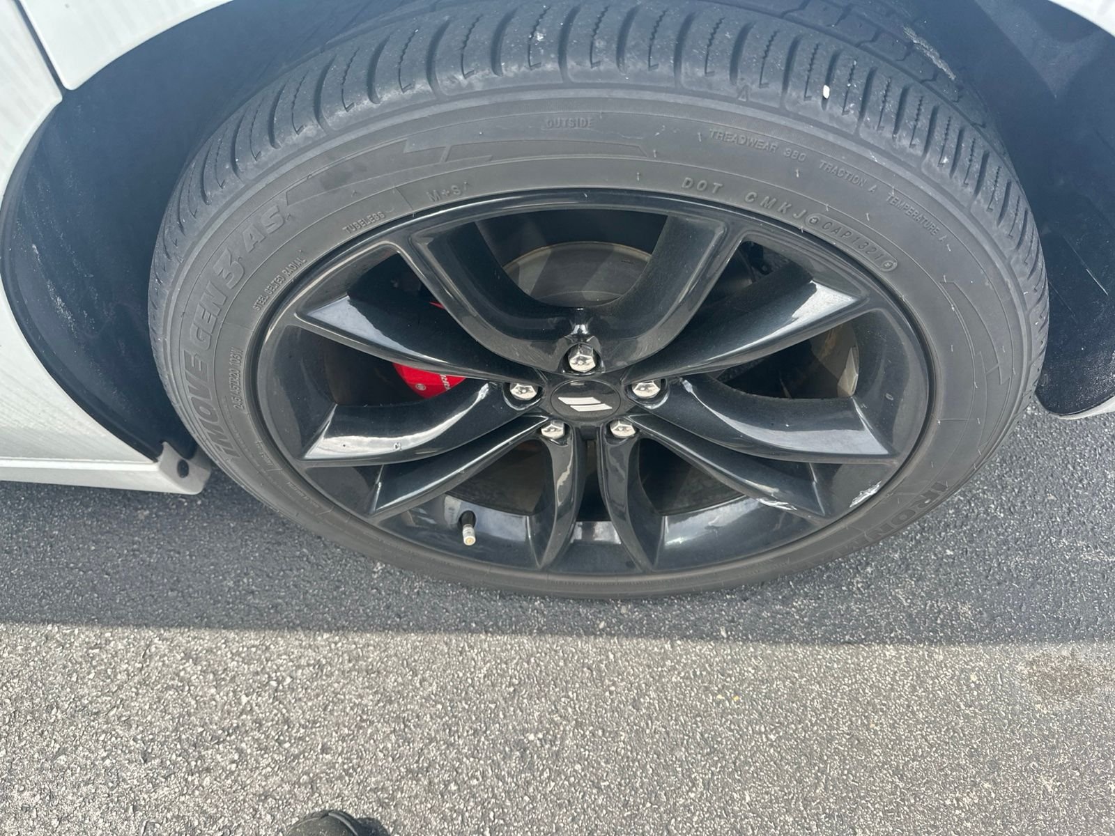 Used 2018 White Dodge SXT image 4