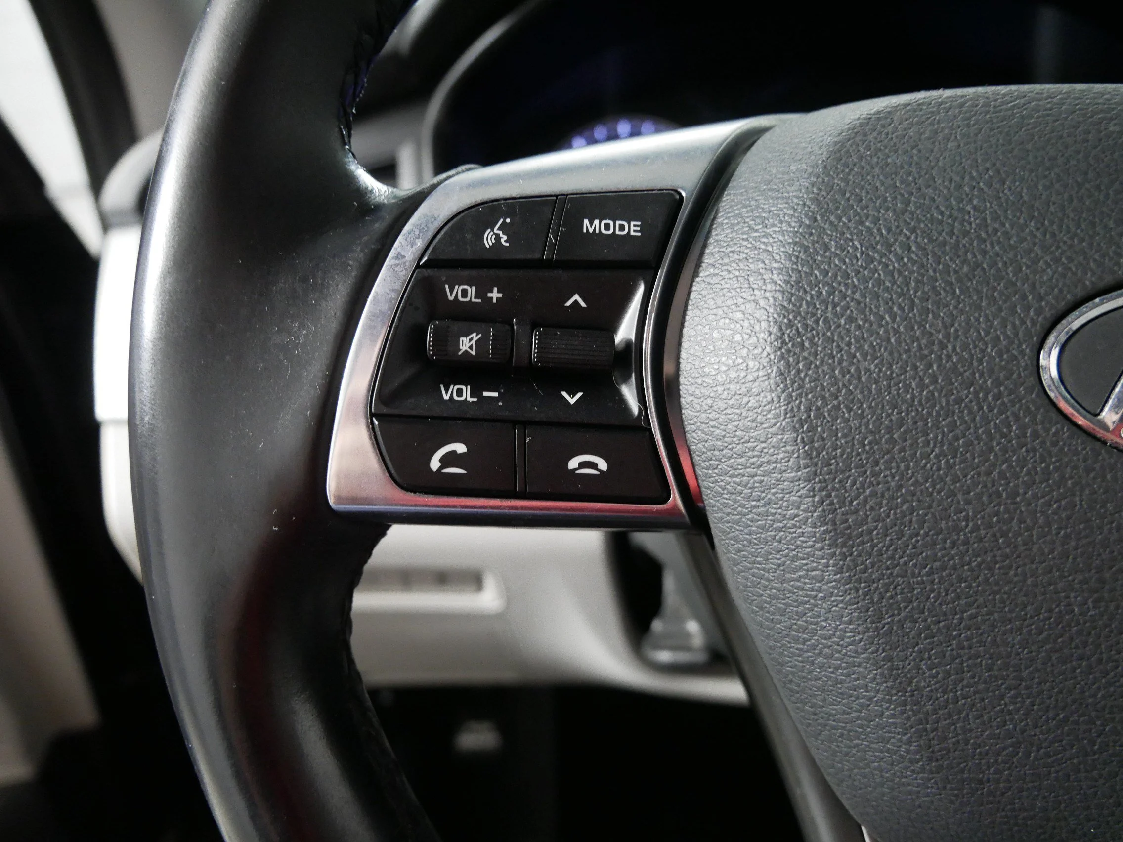 Used 2018 Phantom Black Hyundai SEL image 27