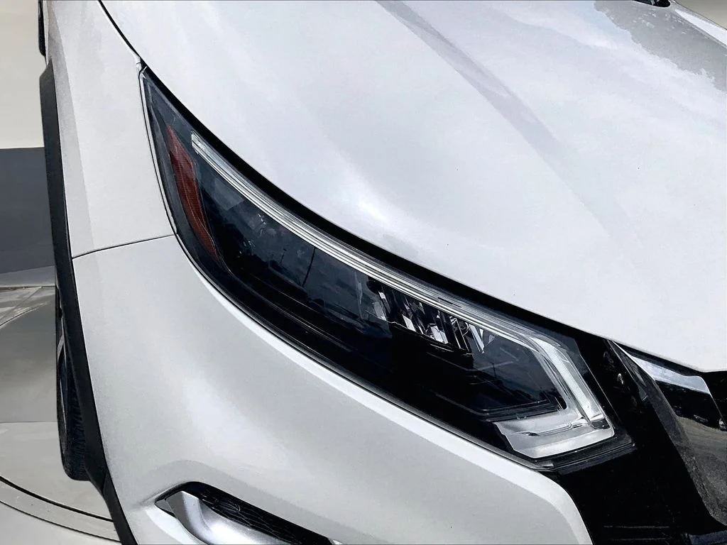 Used 2022 White Nissan SL image 33