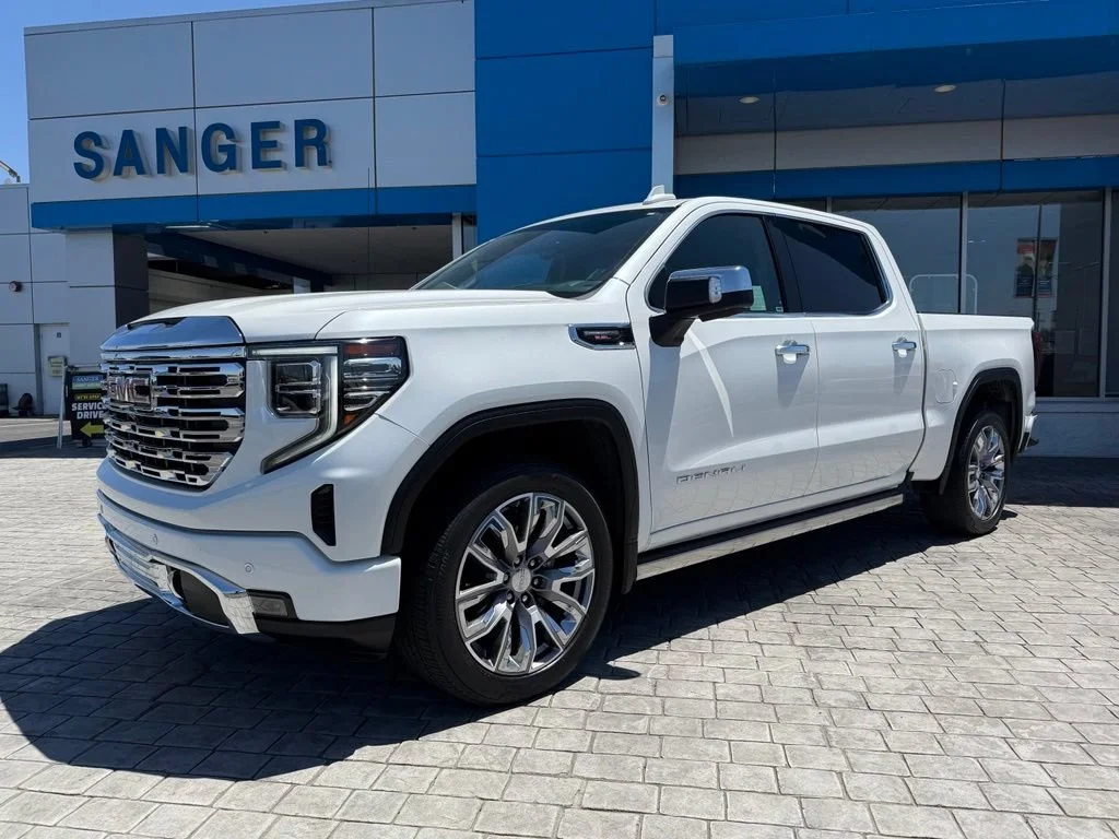 Used 2024 White Frost Tricoat GMC Denali image 4