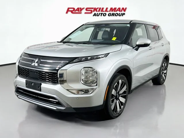 Used 2025 Silver Mitsubishi SE image 3