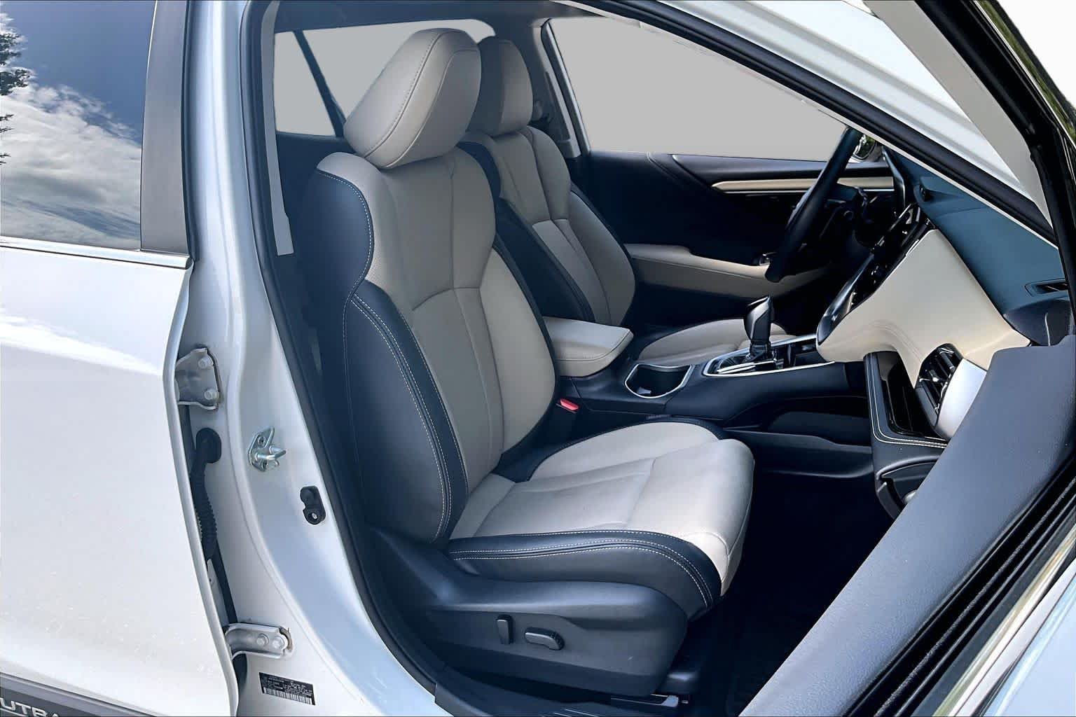Used 2023 Crystal White Pearl Subaru Limited image 9