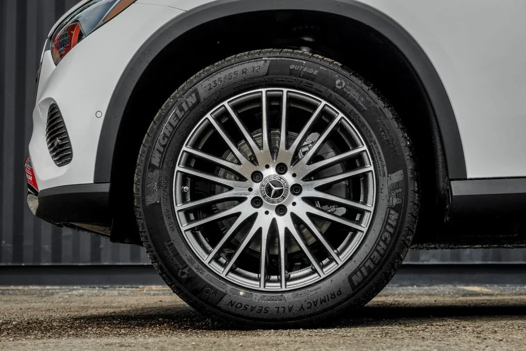 New 2026 Polar White Mercedes-Benz GLC 300 image 36