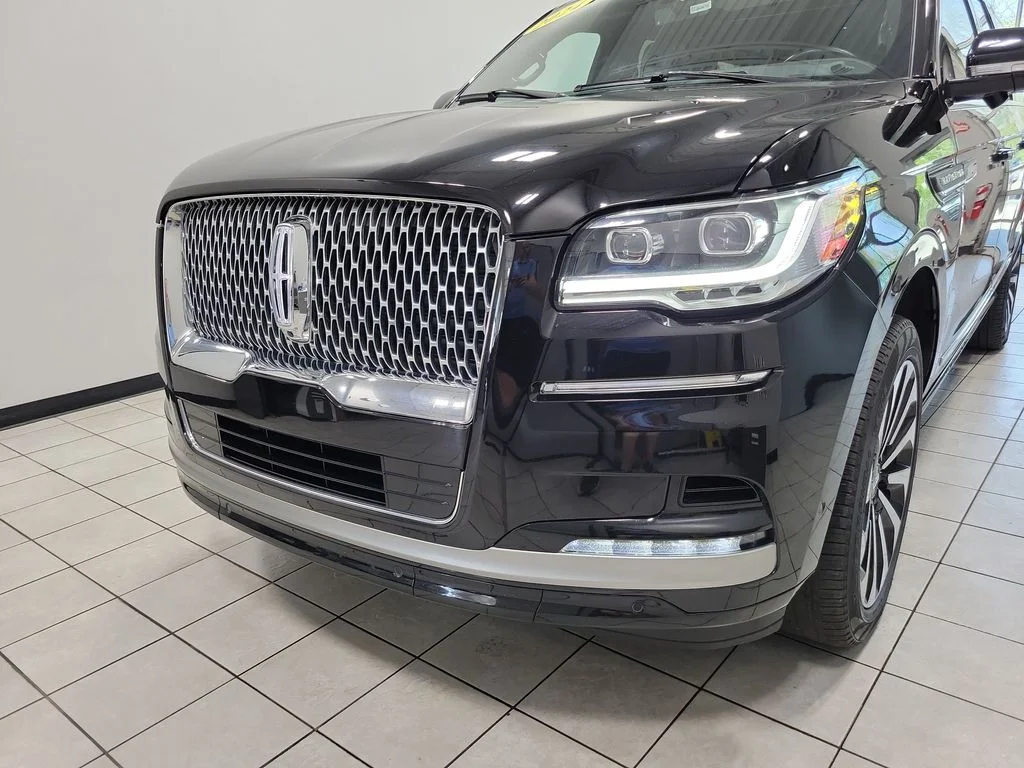 Used 2024 Black Metallic Lincoln Reserve image 28