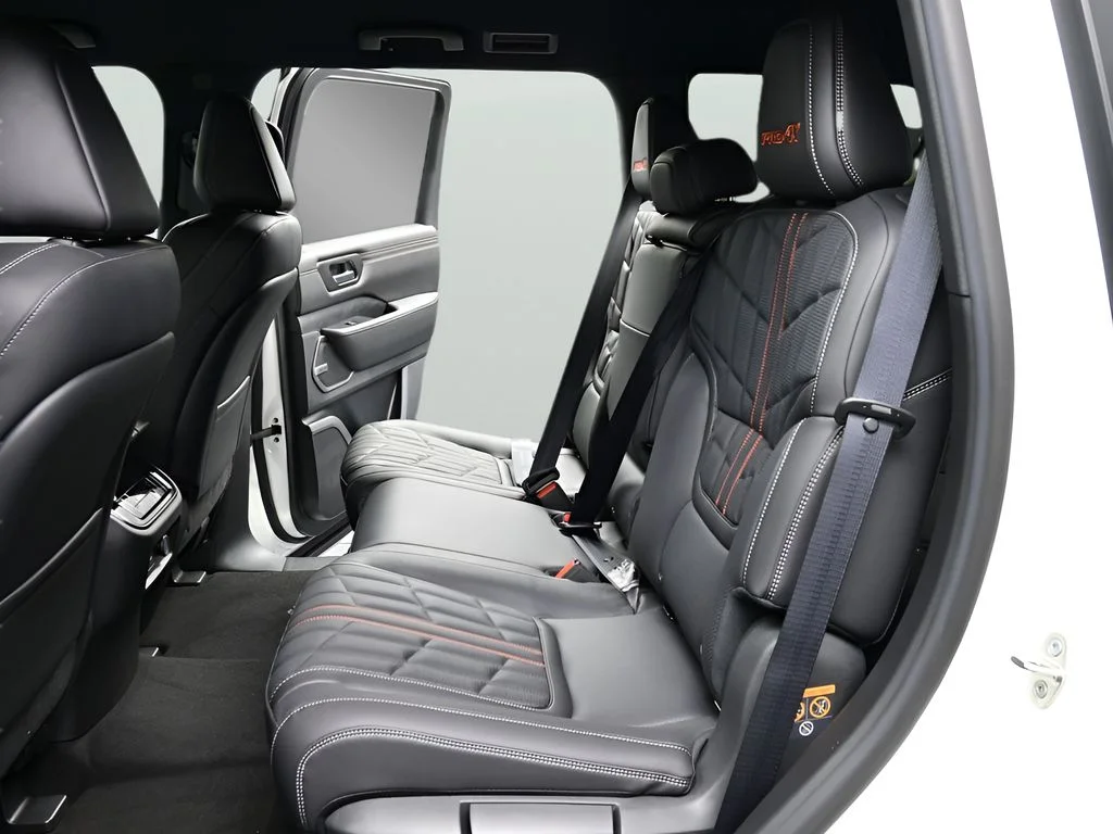 New 2025 2t Wht Blk Nissan PRO-4X image 24