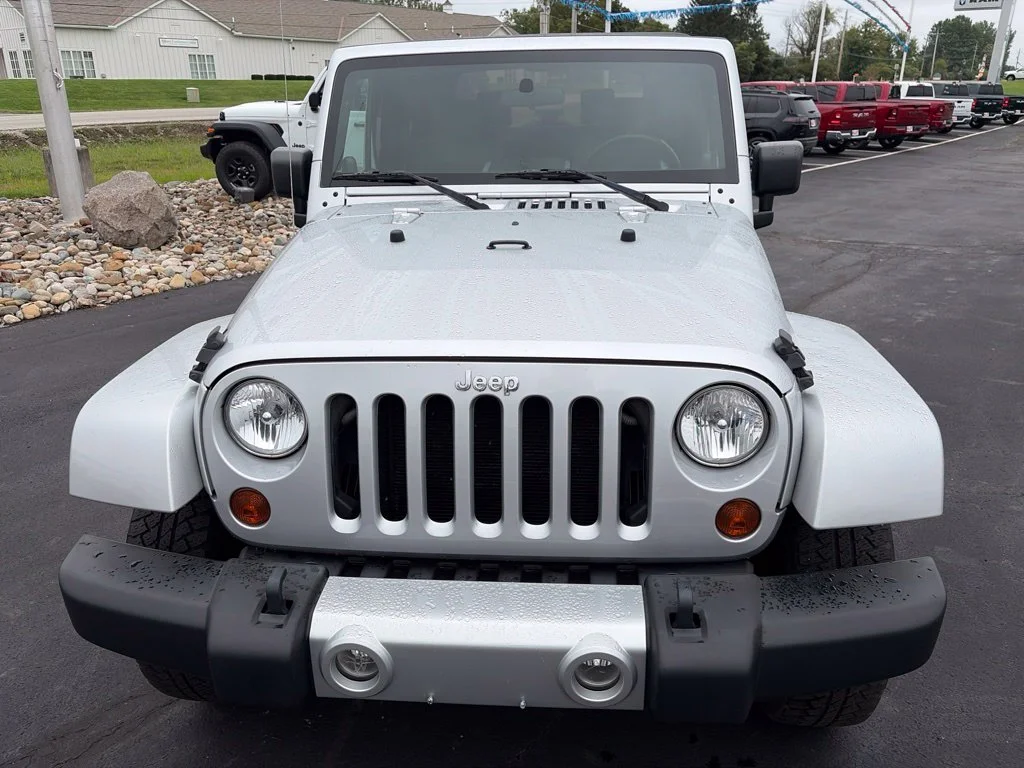 Used 2009 Silver Jeep Sahara image 3