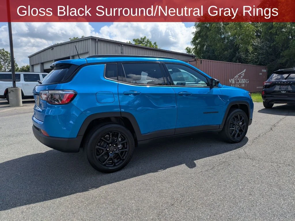 New 2026 Hydro Blue Pearl-Coat Exterior Paint Jeep Latitude image 6