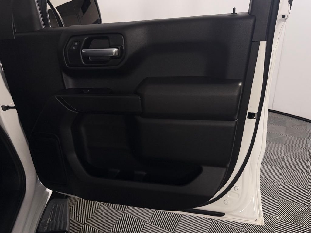 Used 2025 White Chevrolet Custom image 32