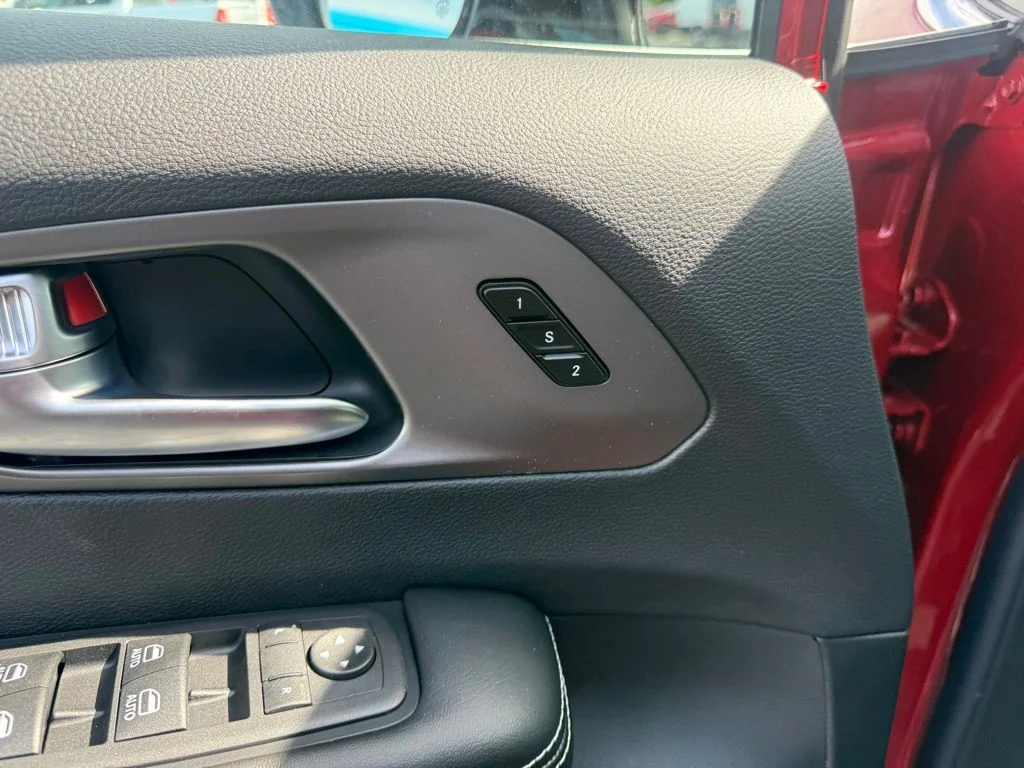 New 2027 Red Hot Pearl-Coat Exterior Paint Chrysler Select image 13