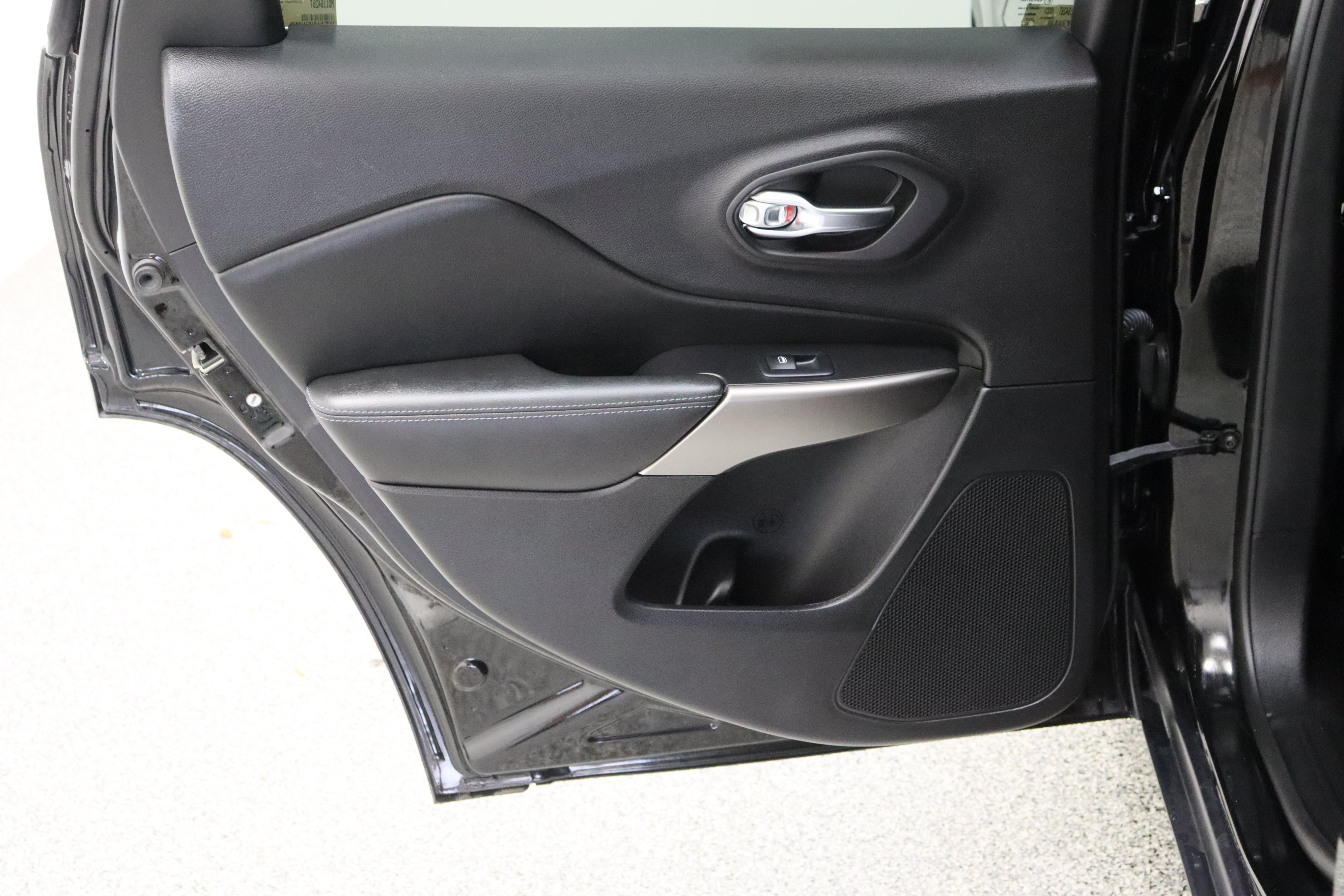 Used 2021 Diamond Black Crystal Pearlcoat Jeep Latitude Plus 2.4L image 26