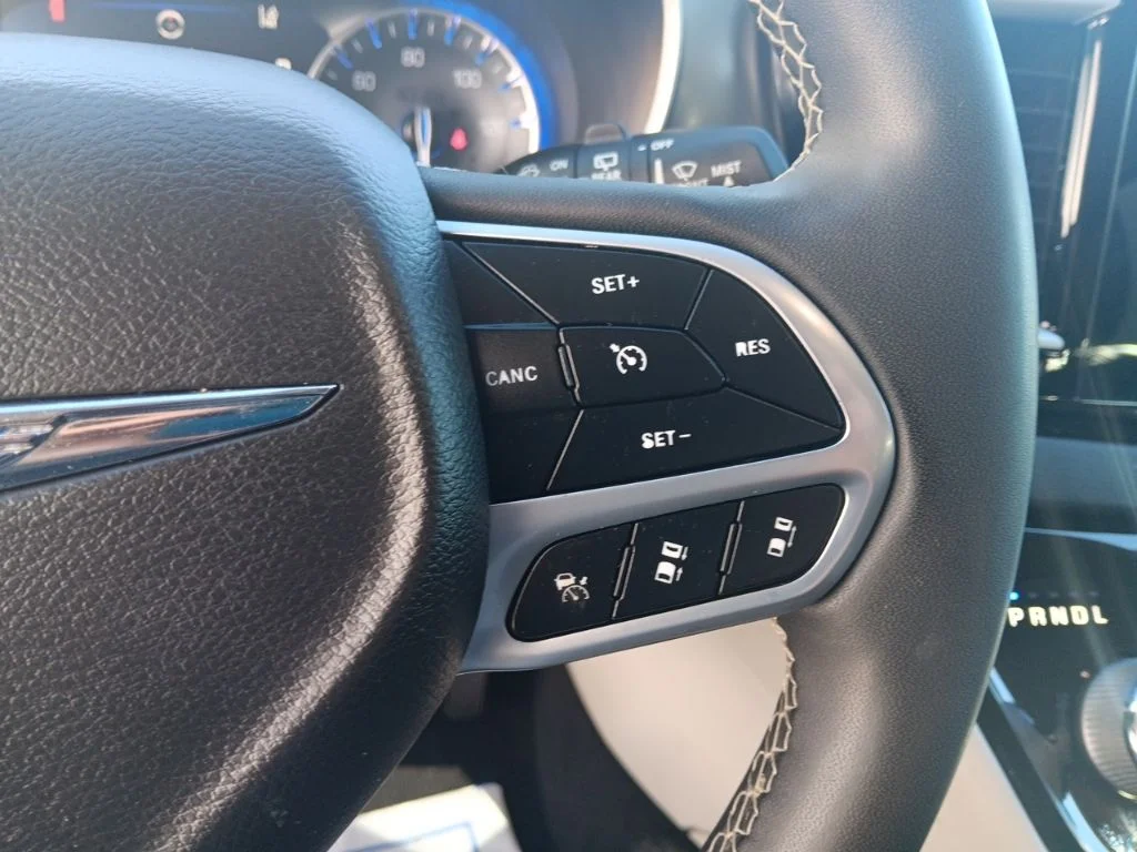 Used 2022 Bright White Clearcoat Chrysler Touring L image 18