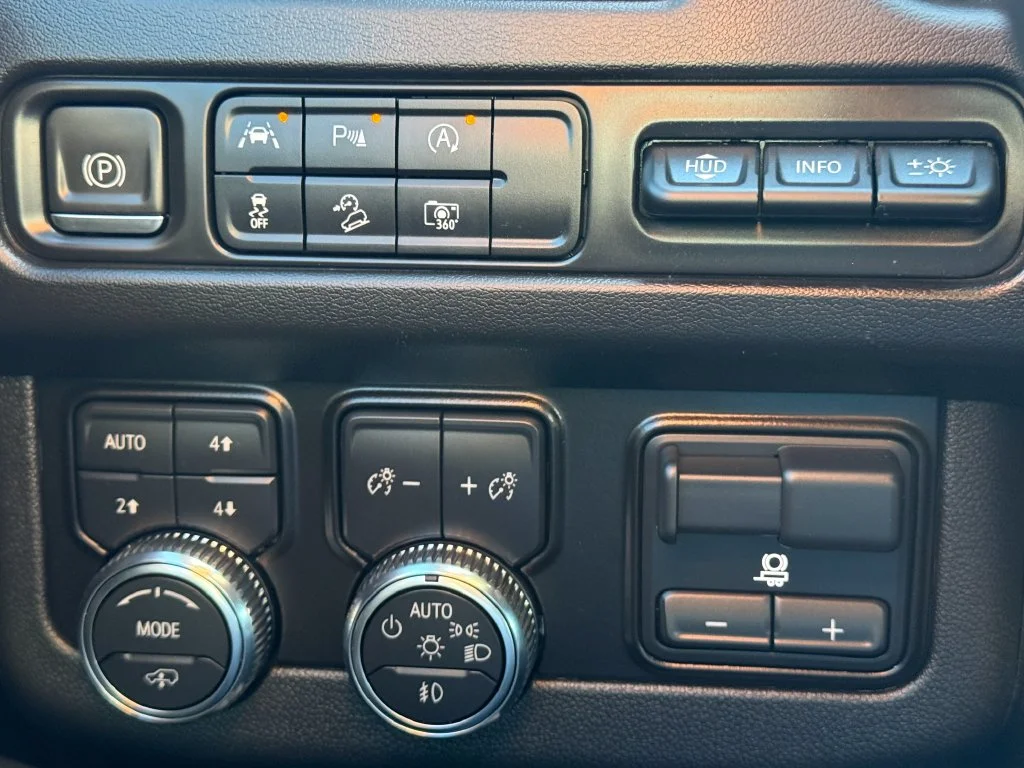 Used 2023 White GMC AT4 image 17