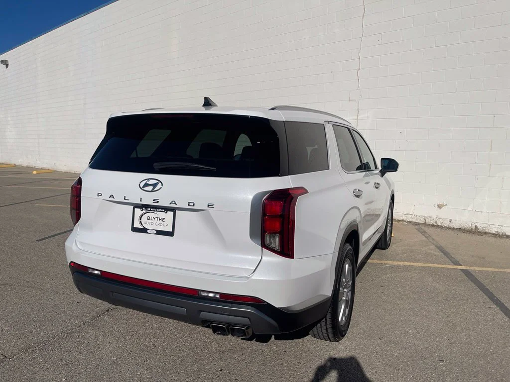 Used 2025 White Hyundai SEL image 9