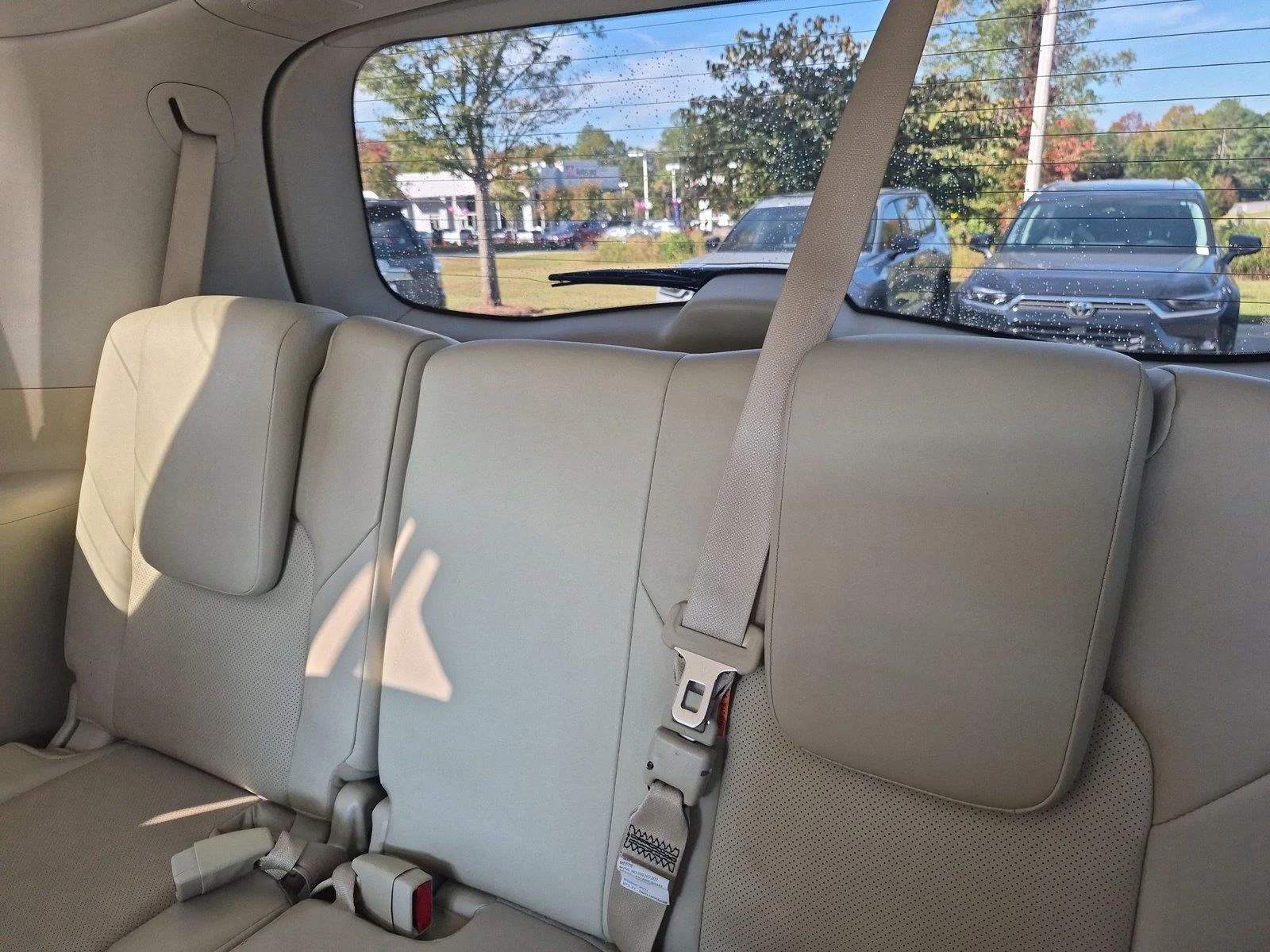 Used 2017 Majestic White INFINITI  image 33