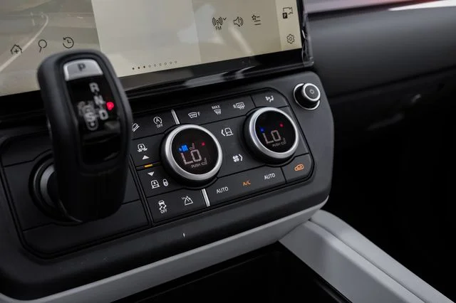 New 2026 Tasman Blue Land Rover X-Dynamic SE image 32