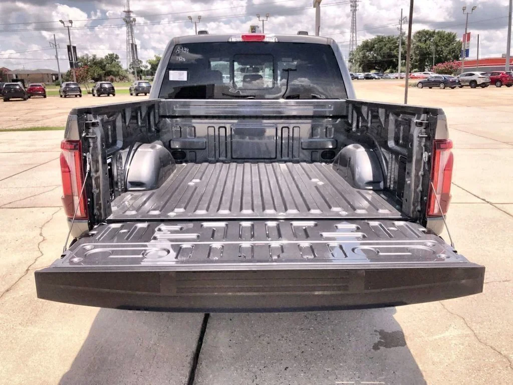 Used 2025 Gray Metallic Ford Lariat image 19