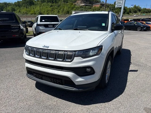 Used 2022 White Jeep Latitude image 6