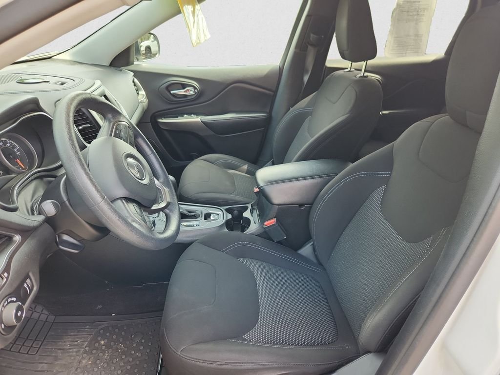 Used 2019 White Jeep Latitude image 9