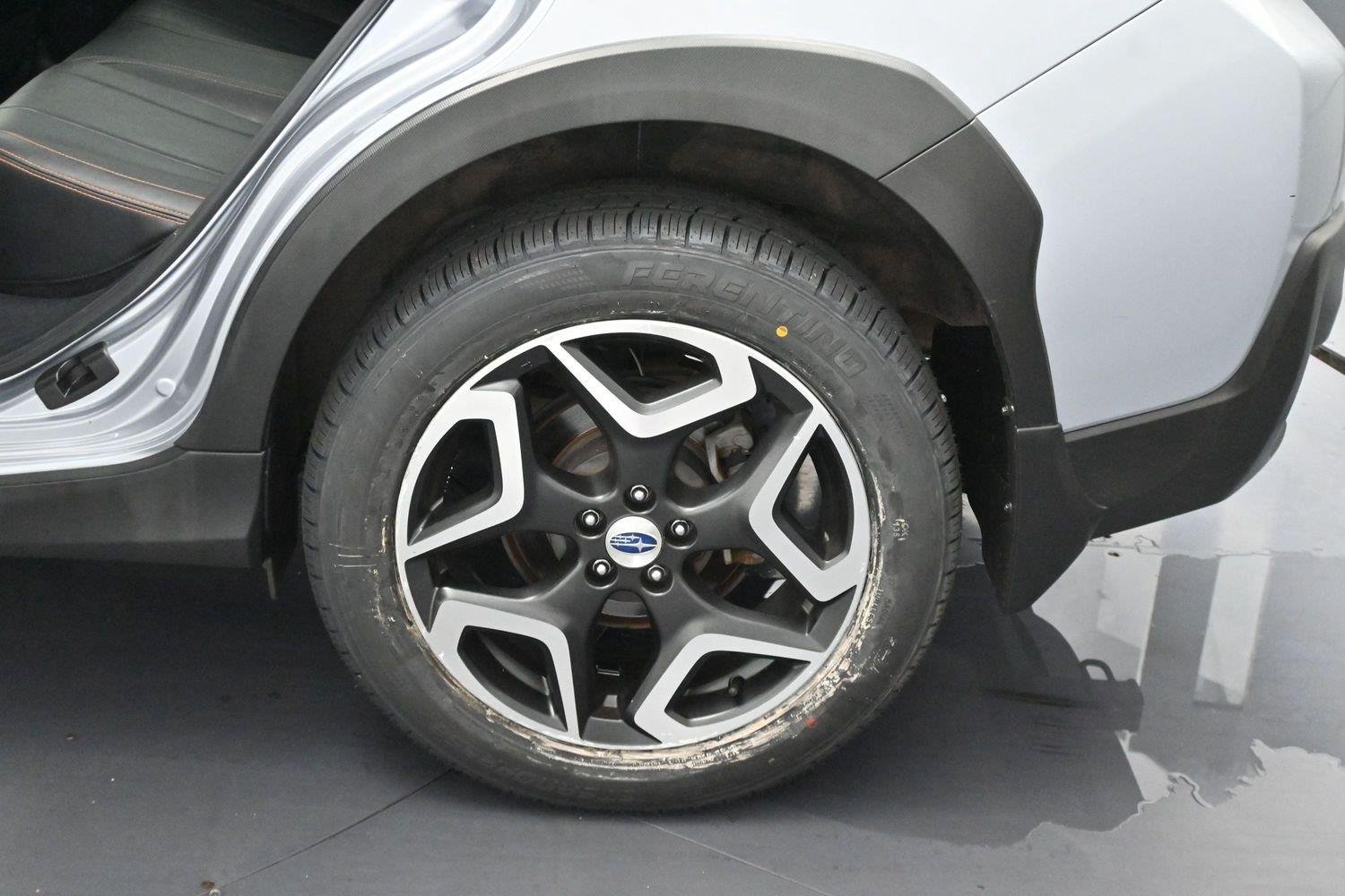 Used 2018 Ice Silver Metallic Subaru Limited image 34